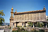 Rias della Galizia, Spagna - Il villaggio di Carnota con la chiesa di Santa Columba e un horreo in primo piano.